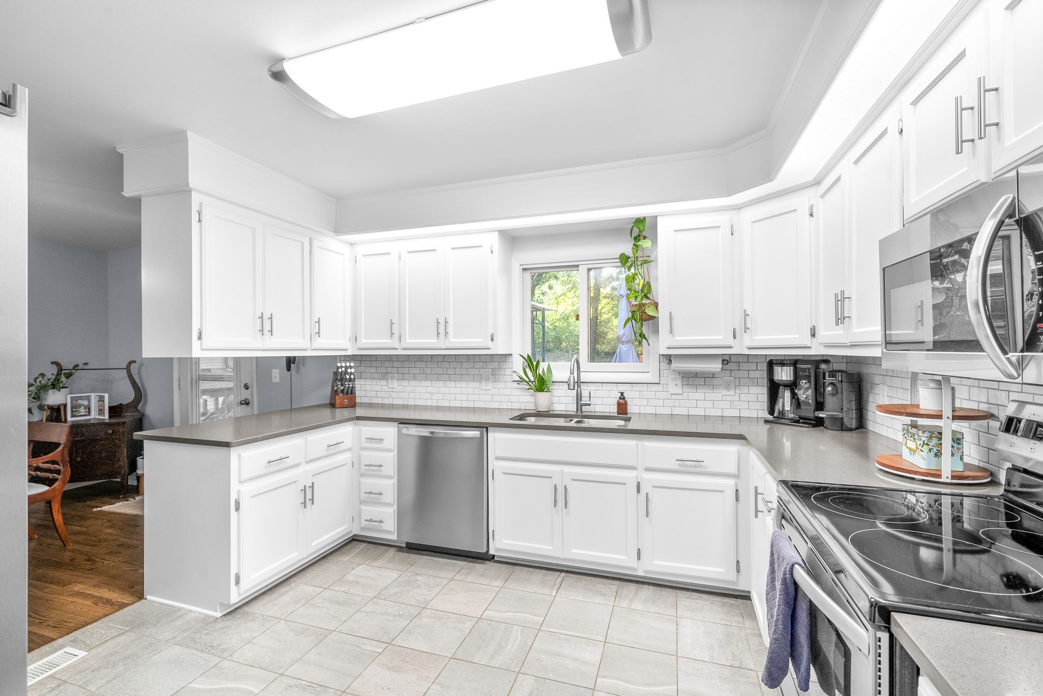 Listing photo id 12 for 3728 Eastpark Way
