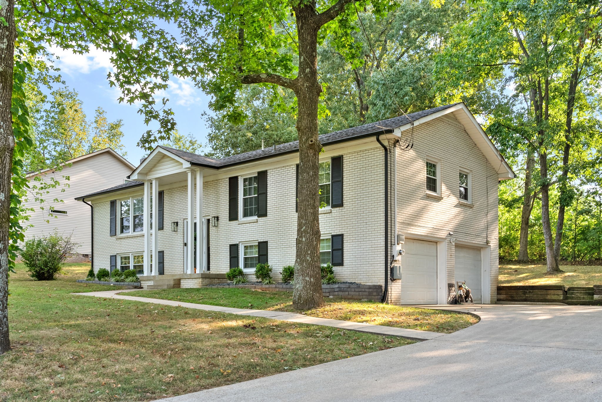 Listing photo id 0 for 3728 Eastpark Way