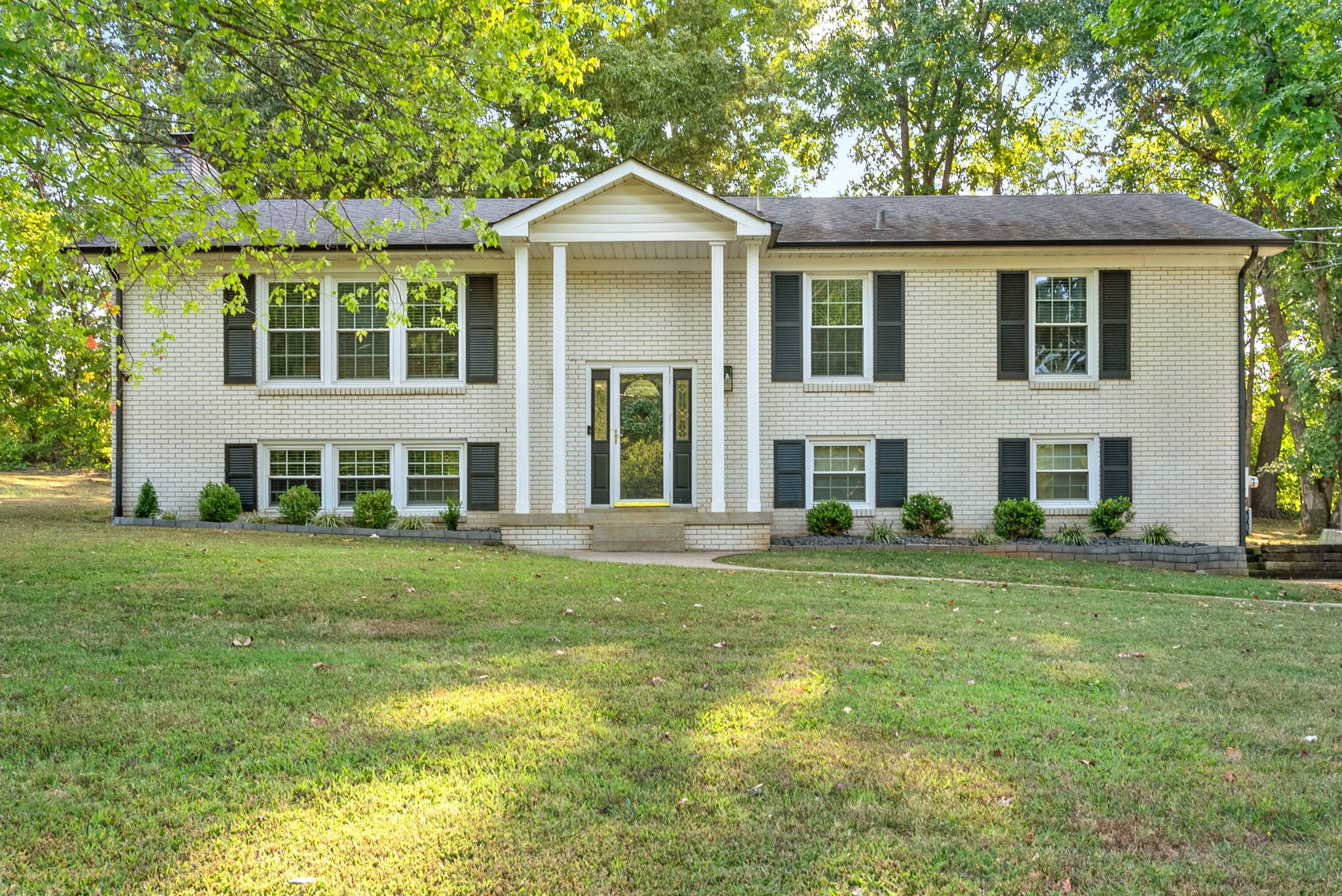 Listing photo id 1 for 3728 Eastpark Way