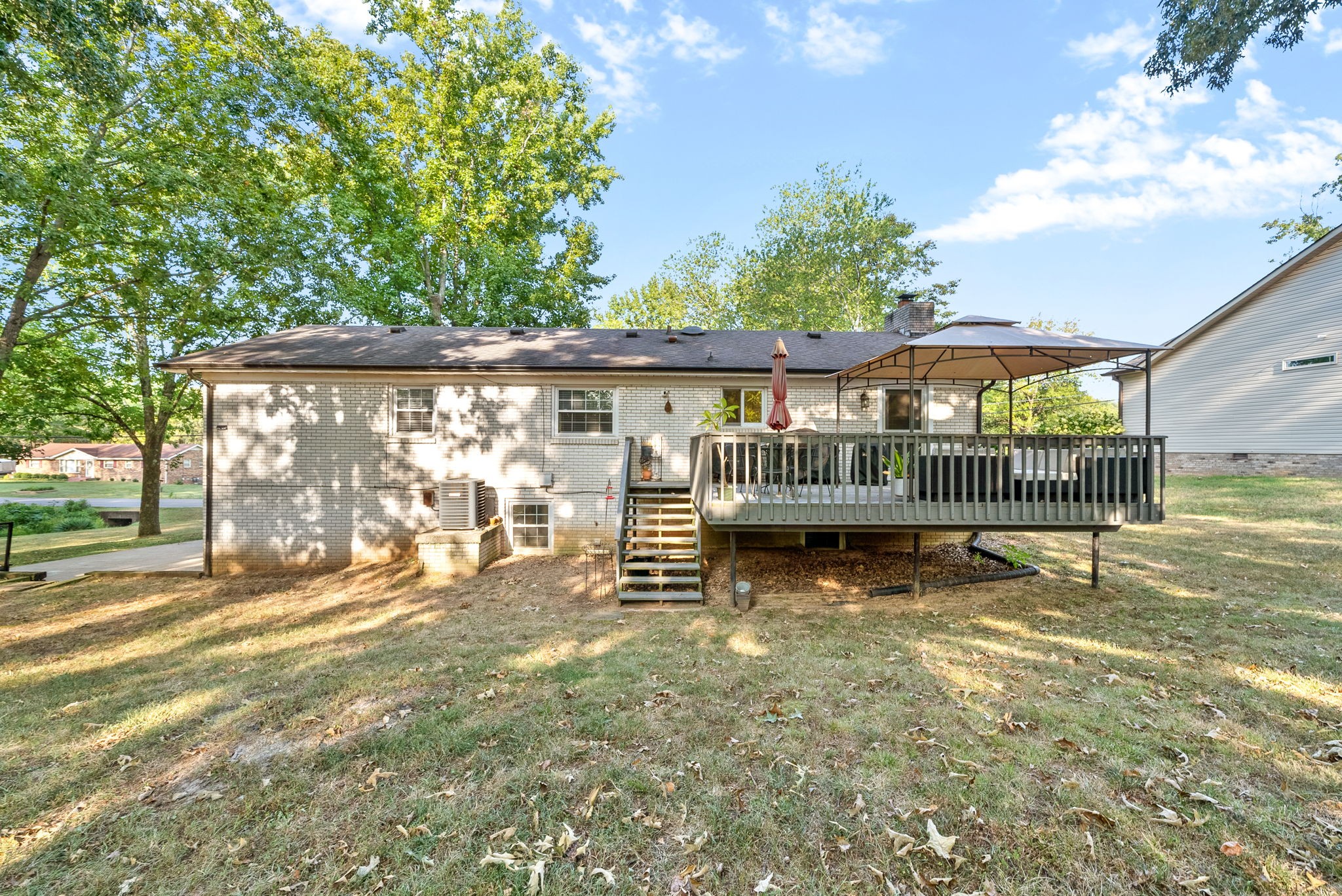 Listing photo id 30 for 3728 Eastpark Way