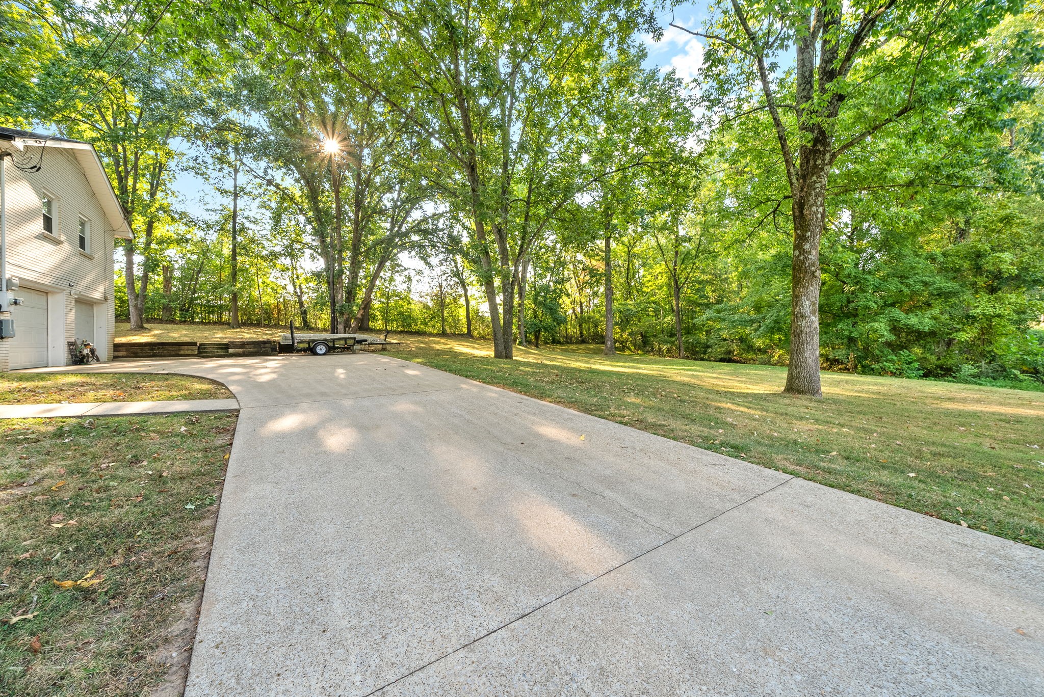 Listing photo id 33 for 3728 Eastpark Way