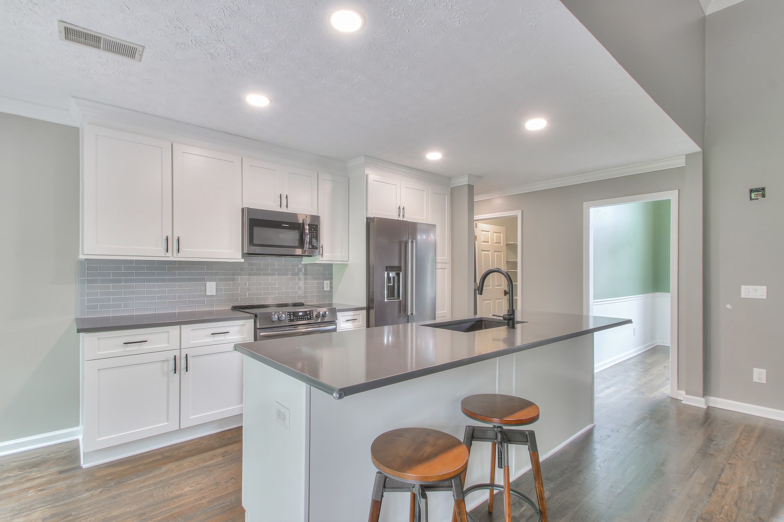 Listing photo id 4 for 9709 Baymeadows Drive