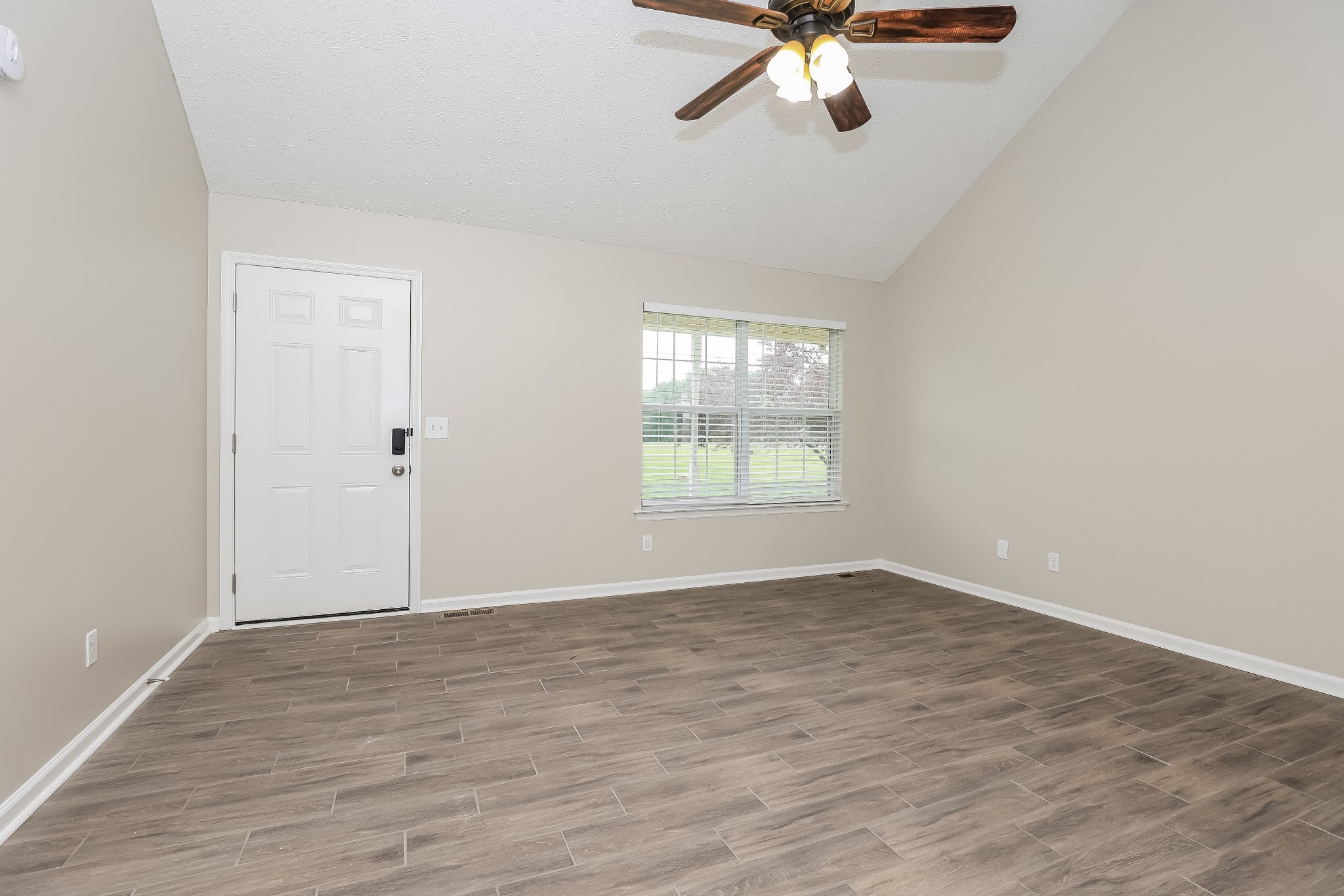 Image 4 of 19 For 2215 16th Court