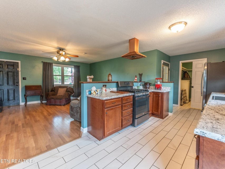 Listing photo id 7 for 1 Fisher Terrace Trace 202