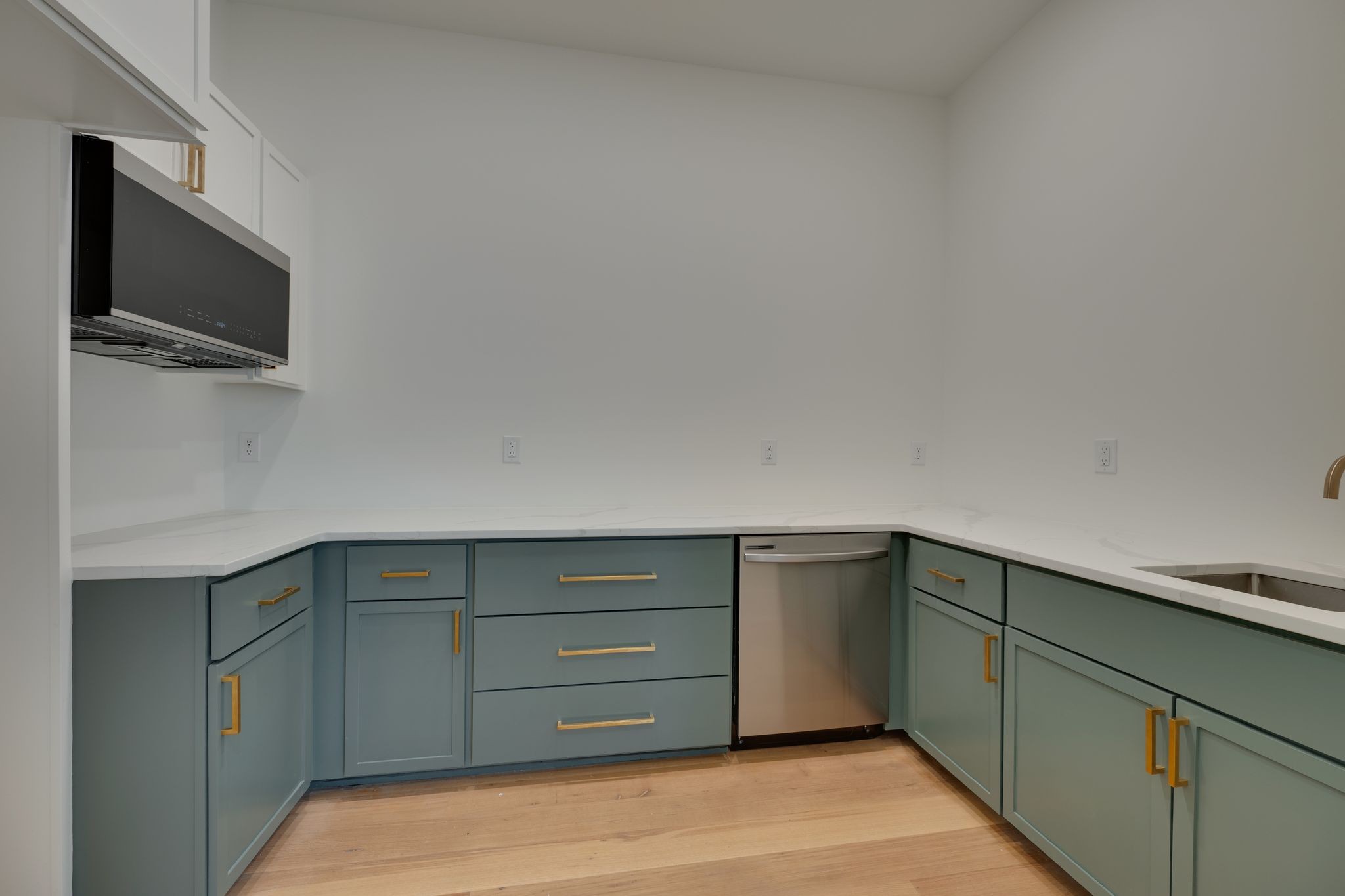 Image 30 of 67 For 2948 Henley Lane