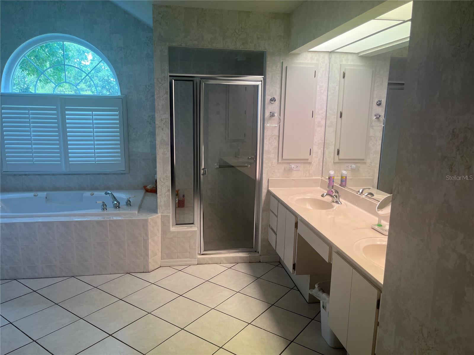 Listing photo id 9 for 1302 Hartford Street