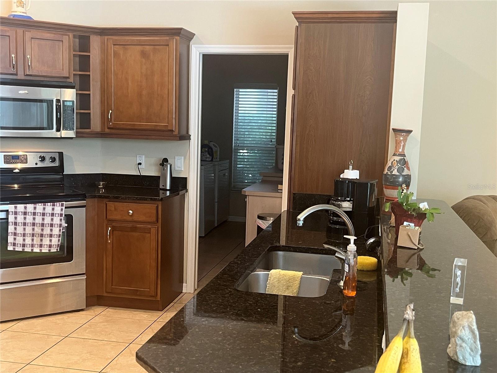 Listing photo id 18 for 1302 Hartford Street