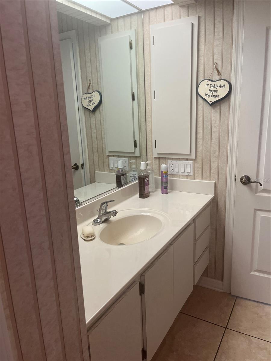 Listing photo id 23 for 1302 Hartford Street