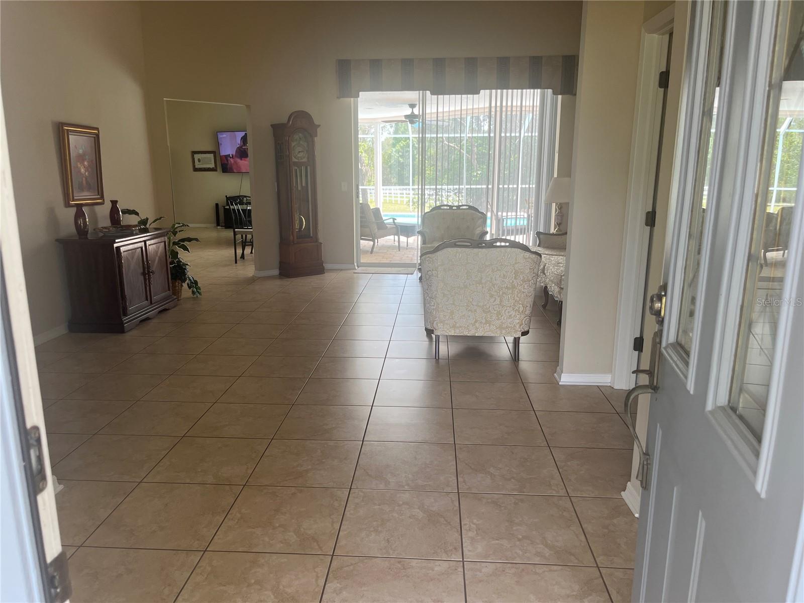 Listing photo id 3 for 1302 Hartford Street