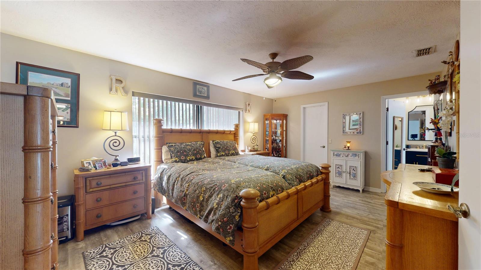 Listing photo id 8 for 307 Kinglet Avenue