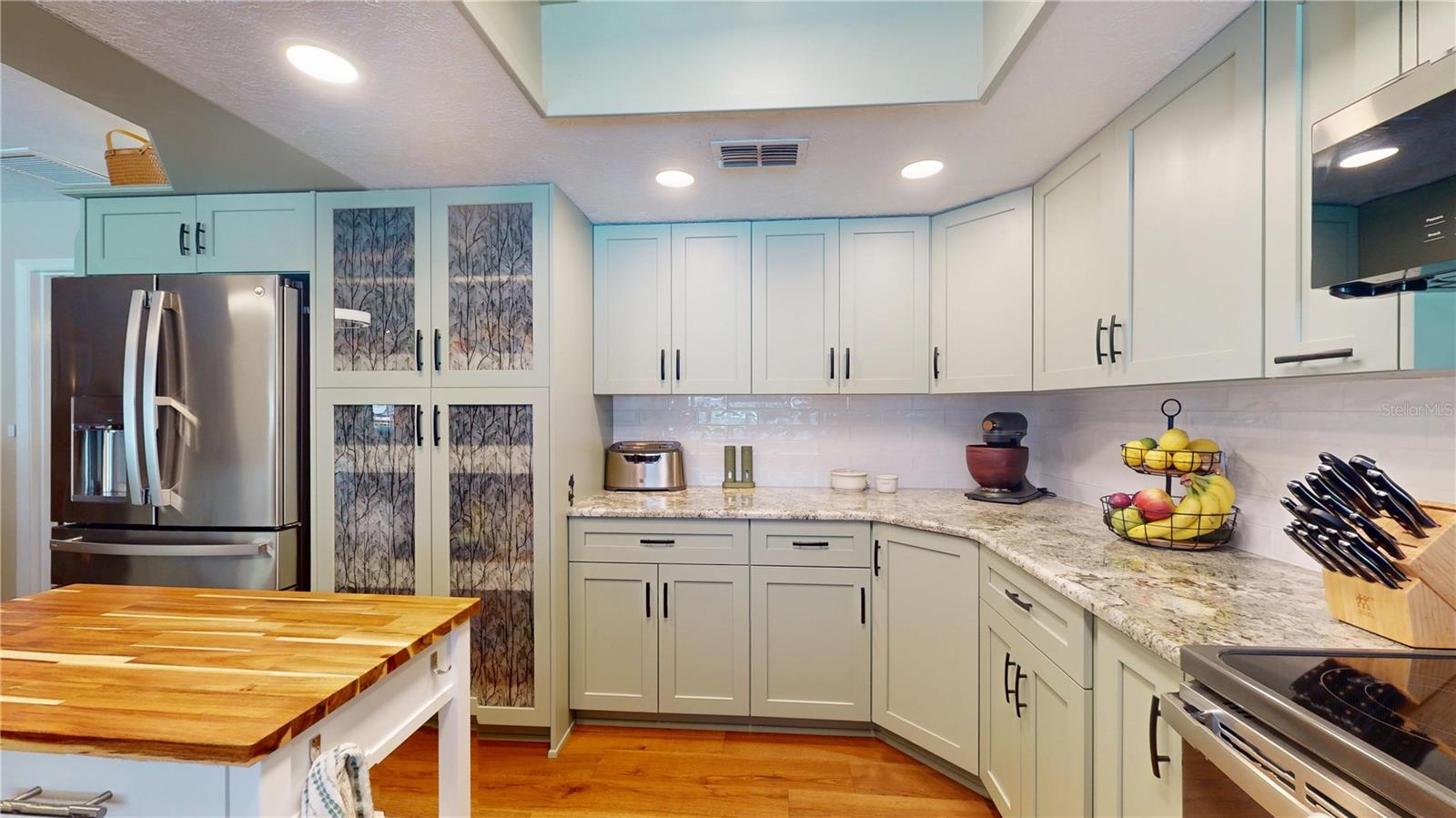 Listing photo id 12 for 307 Kinglet Avenue