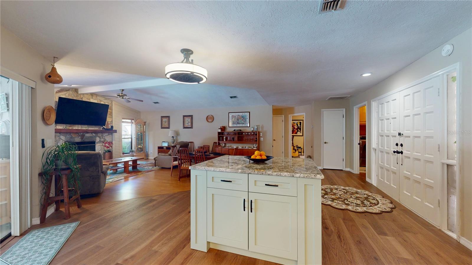 Listing photo id 19 for 307 Kinglet Avenue