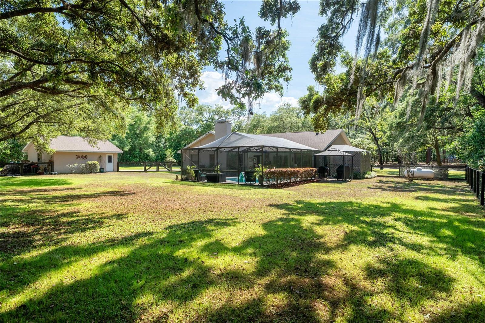 Listing photo id 22 for 307 Kinglet Avenue
