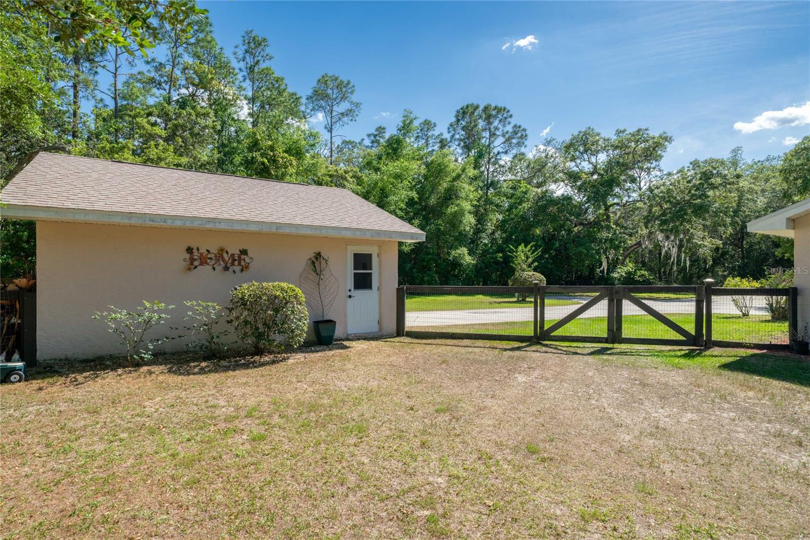 Listing photo id 24 for 307 Kinglet Avenue