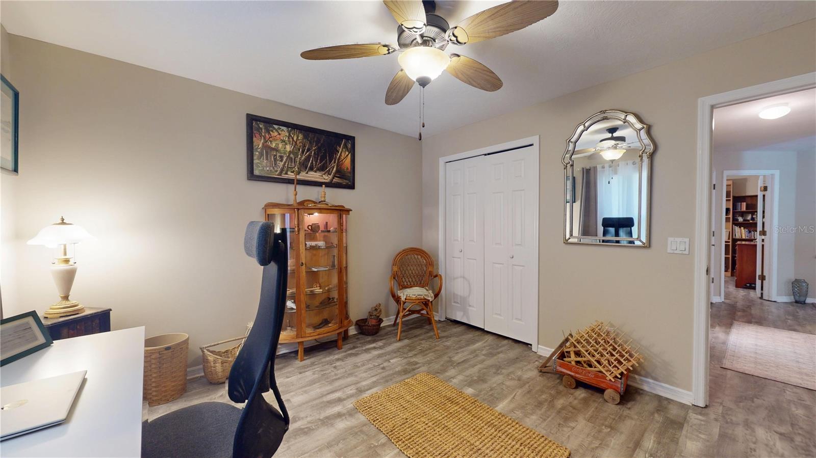 Listing photo id 31 for 307 Kinglet Avenue
