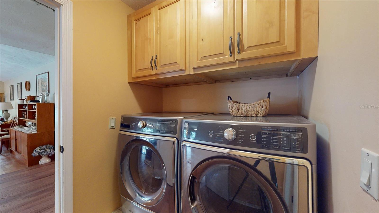 Listing photo id 40 for 307 Kinglet Avenue