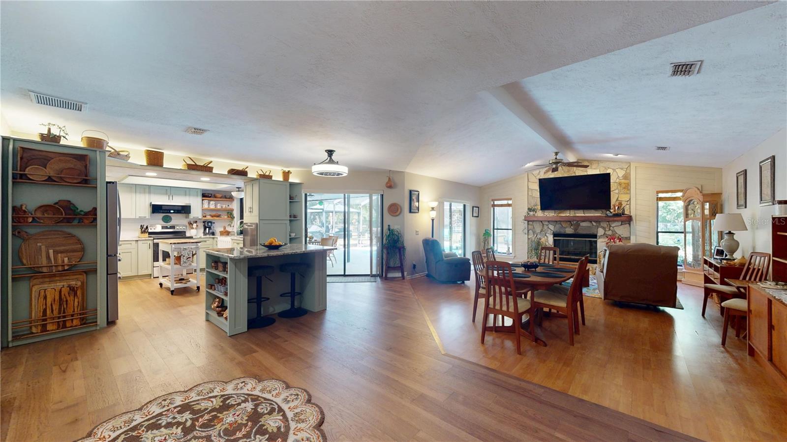 Listing photo id 41 for 307 Kinglet Avenue