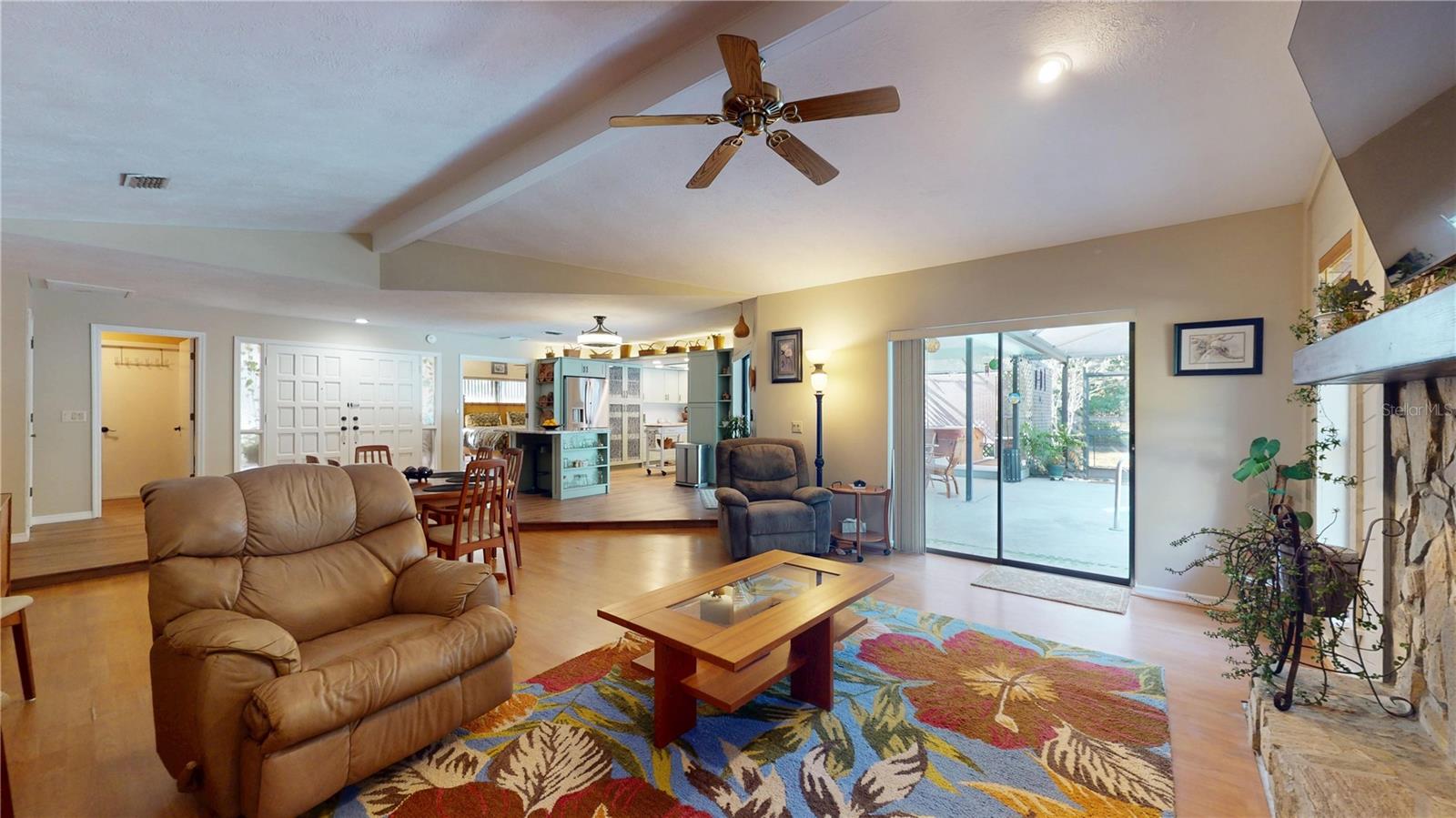 Listing photo id 3 for 307 Kinglet Avenue