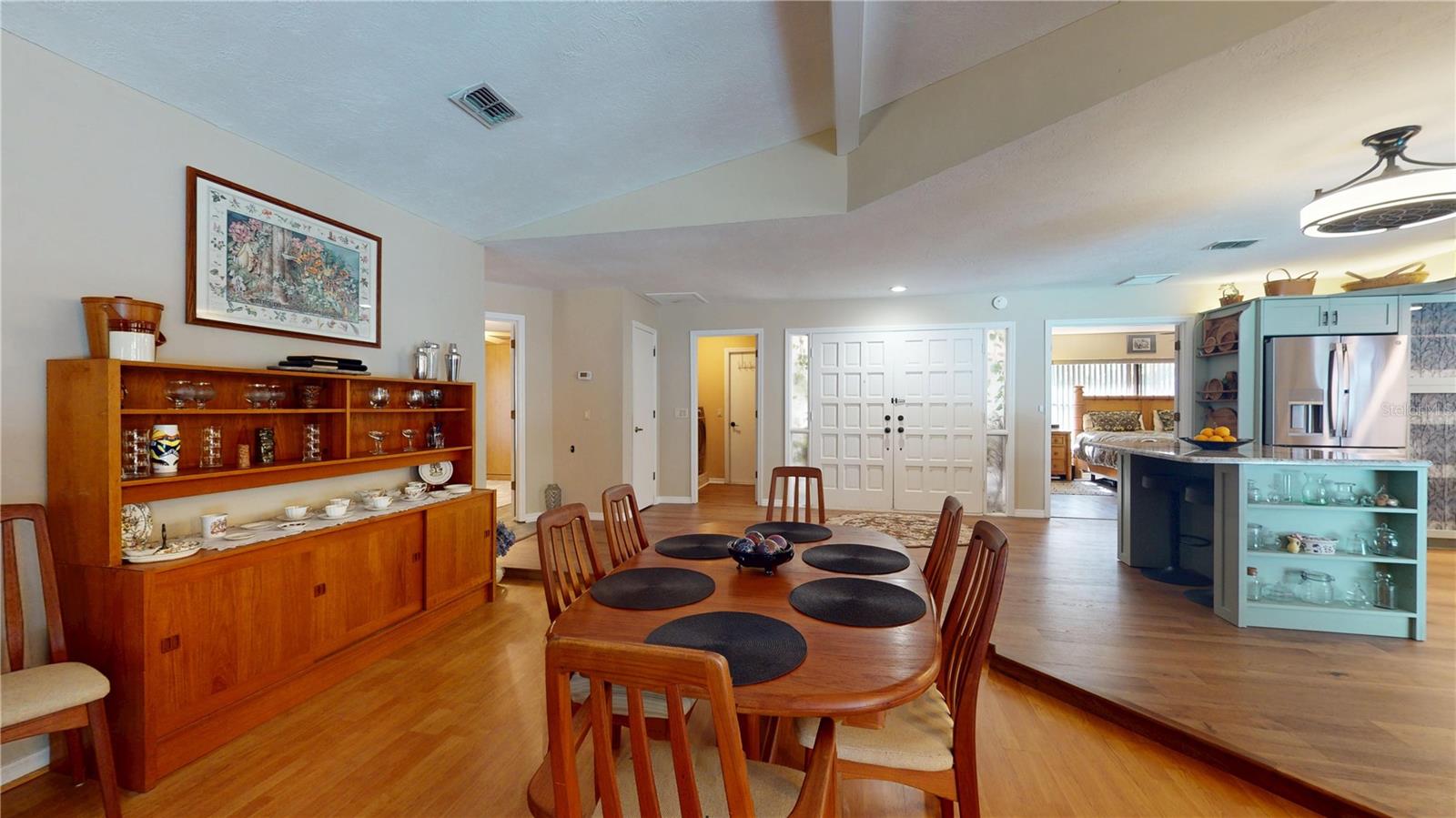 Listing photo id 7 for 307 Kinglet Avenue