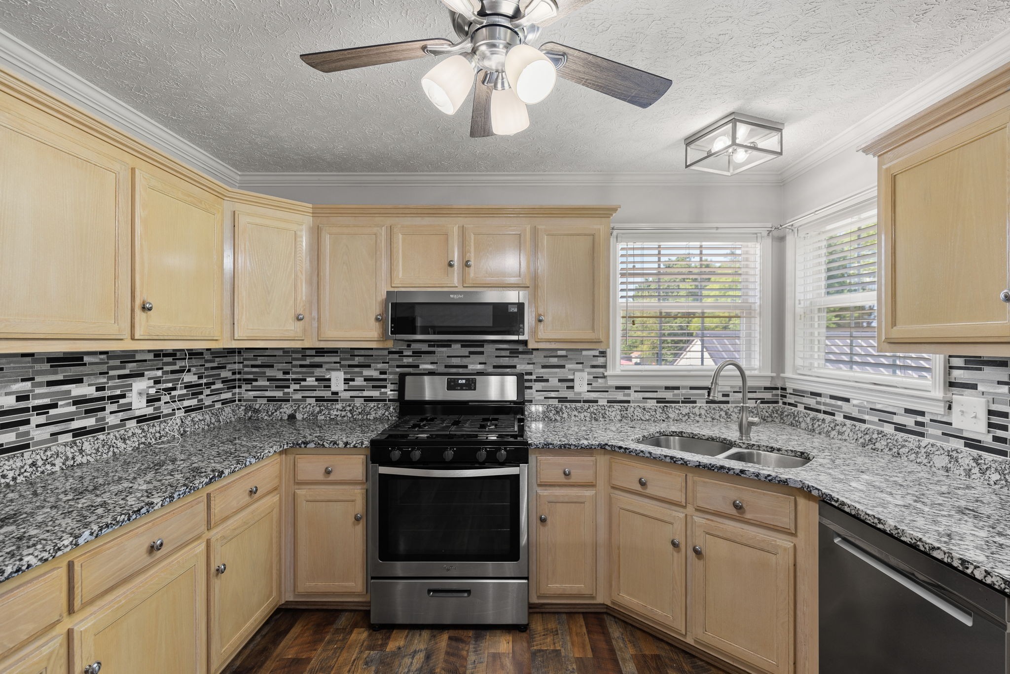 Listing photo id 8 for 8518 Las Palmas Way