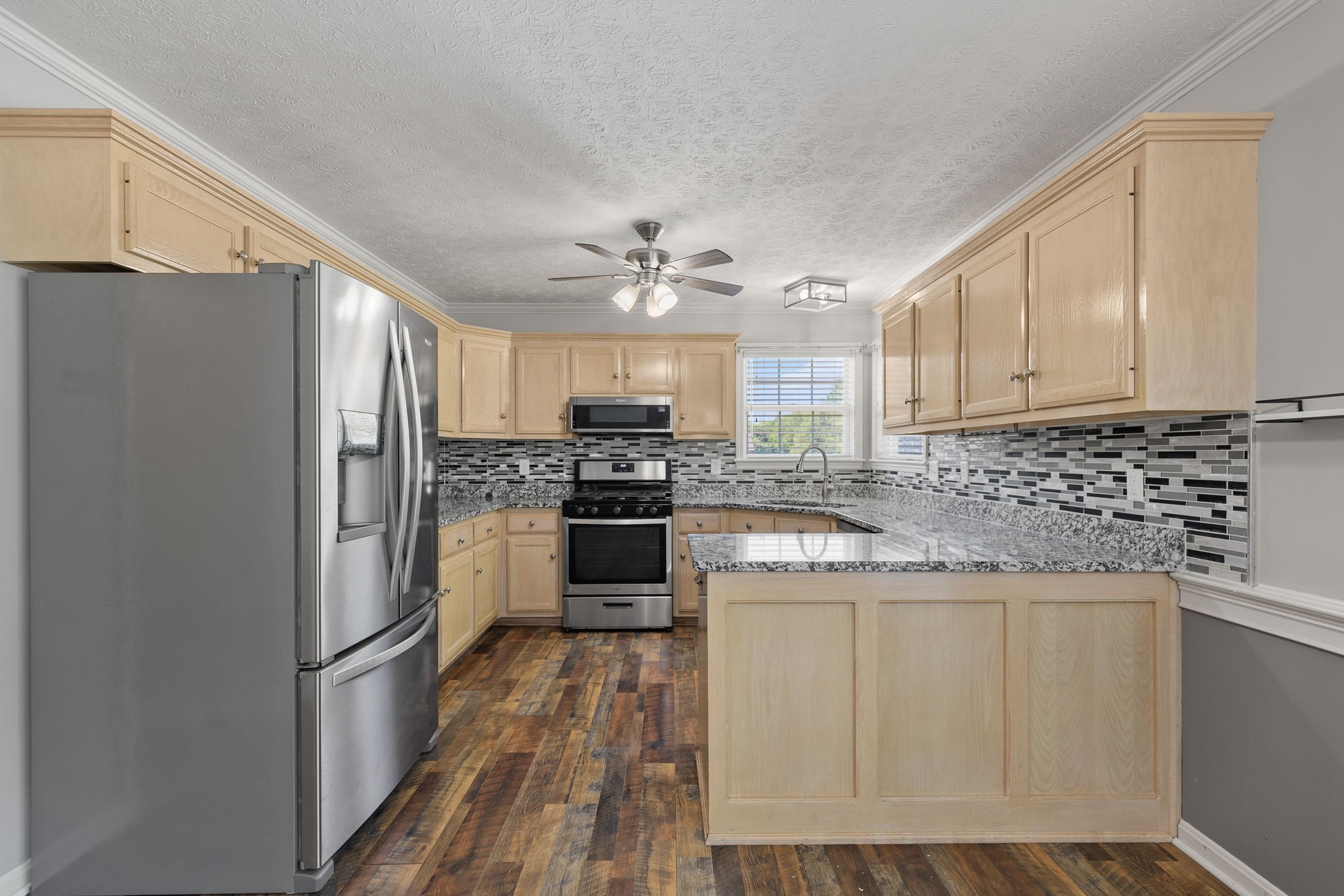 Listing photo id 7 for 8518 Las Palmas Way