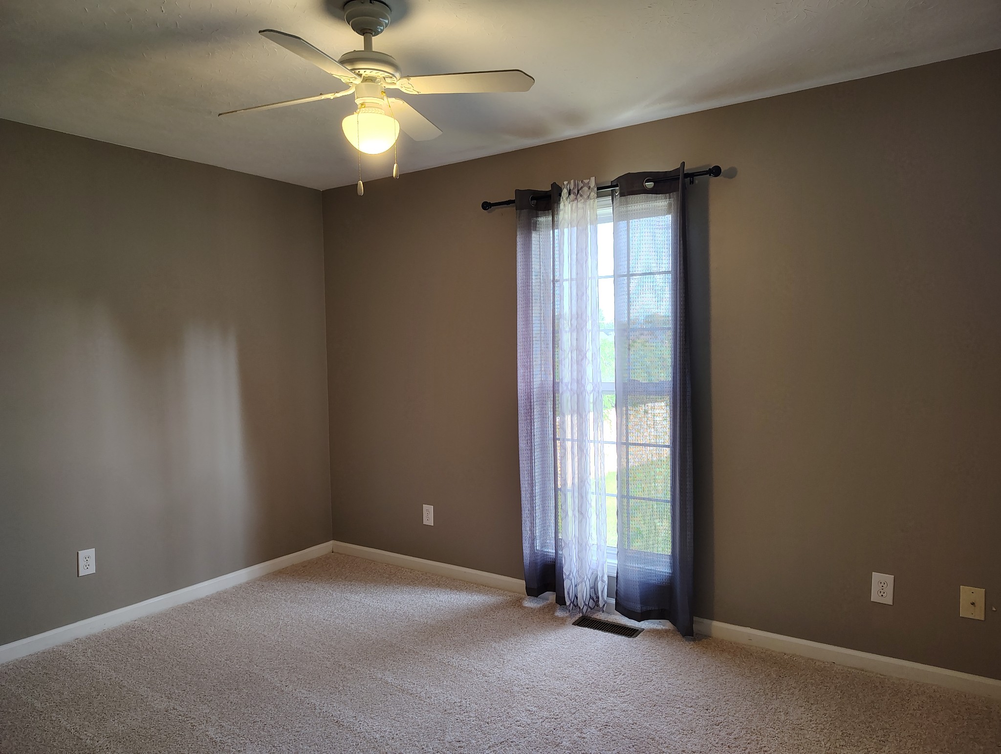 Listing photo id 9 for 3776 Honeylocust Drive
