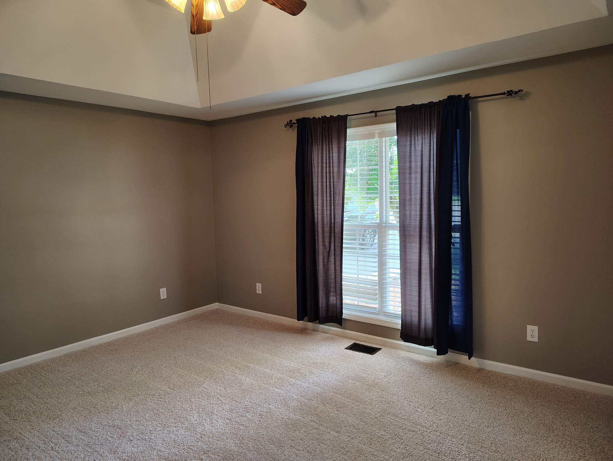 Listing photo id 11 for 3776 Honeylocust Drive