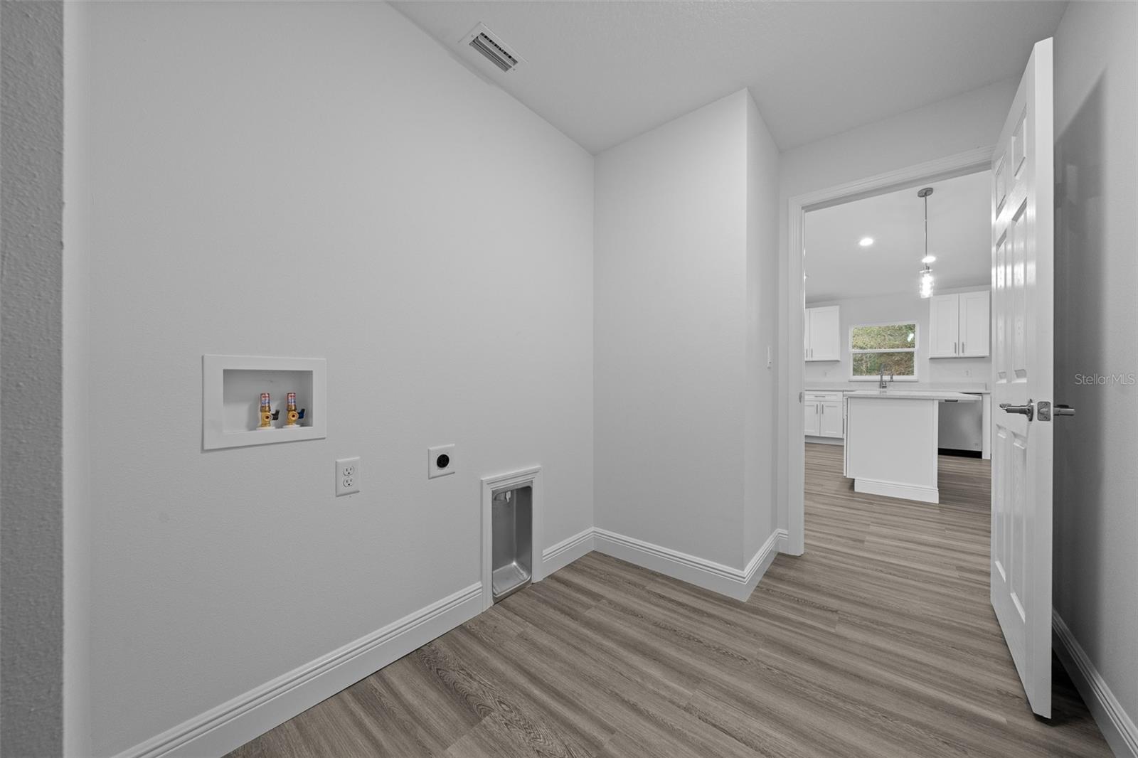 Image 36 of 39 For 7 Walnut Place