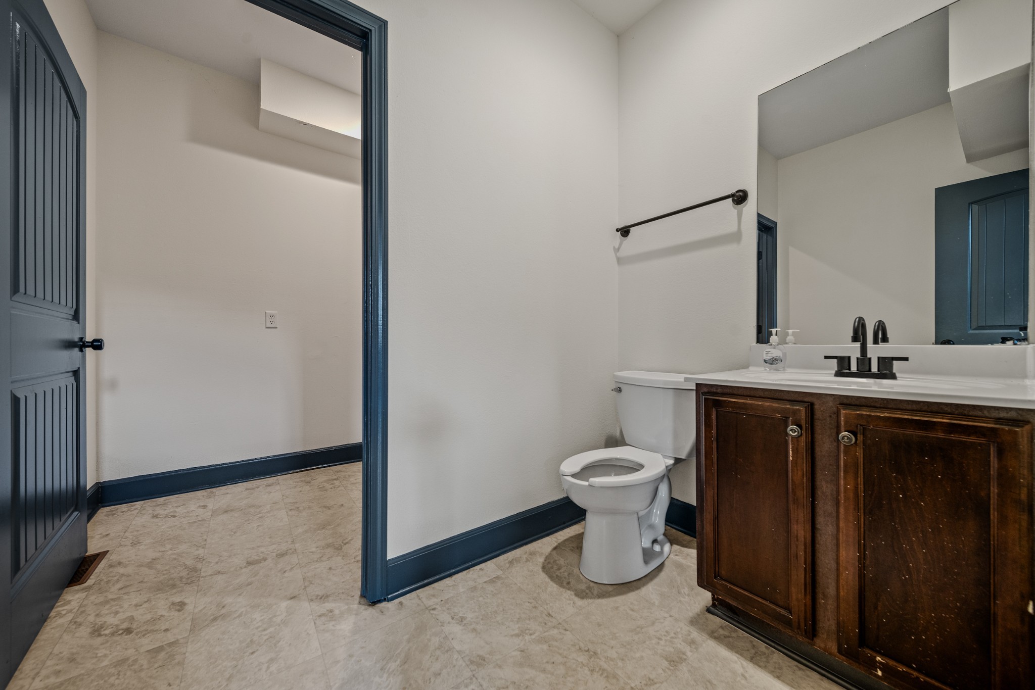 Listing photo id 13 for 2434 Walnut Heights Road