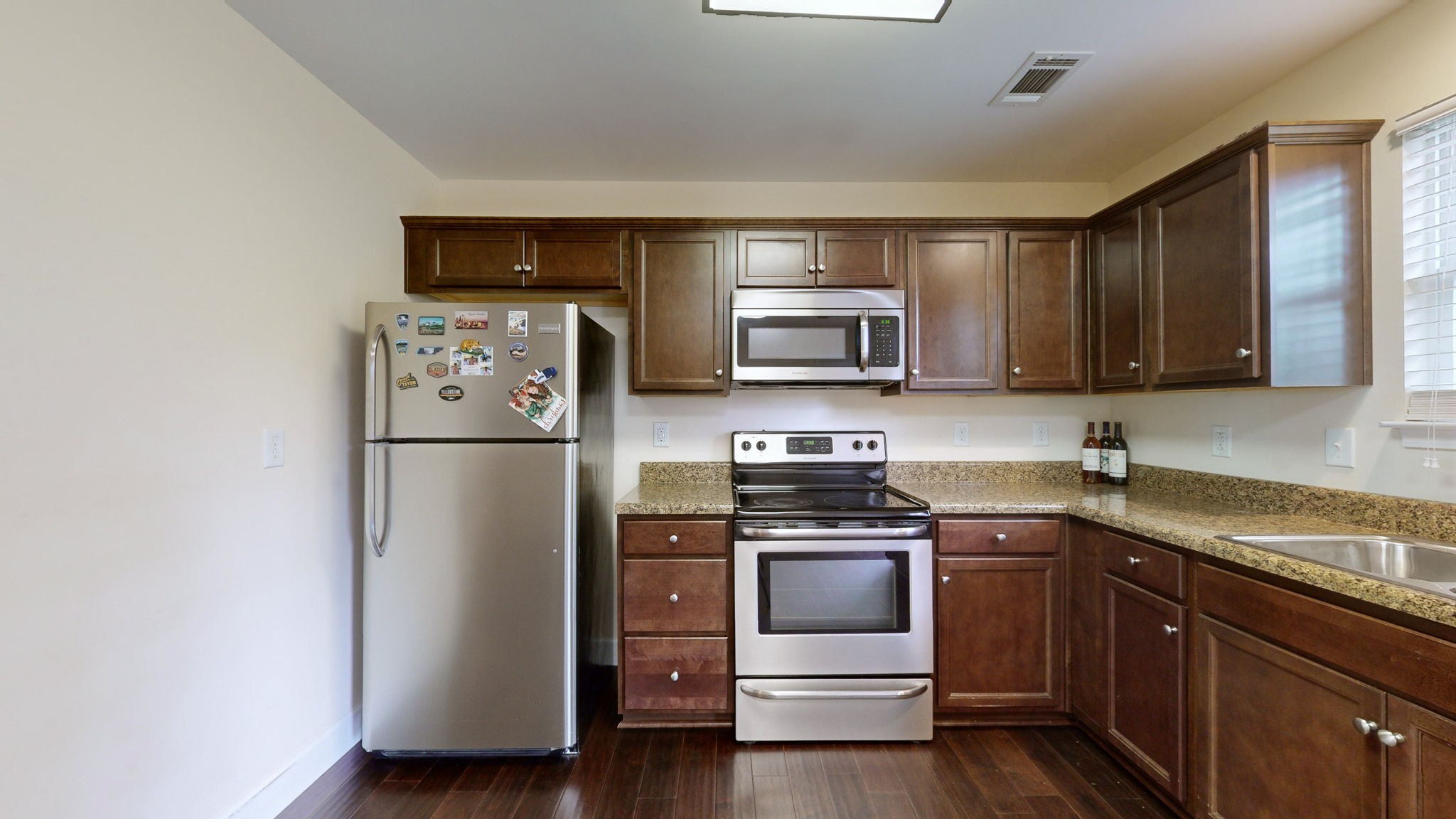 Listing photo id 8 for 2153 28th Lane