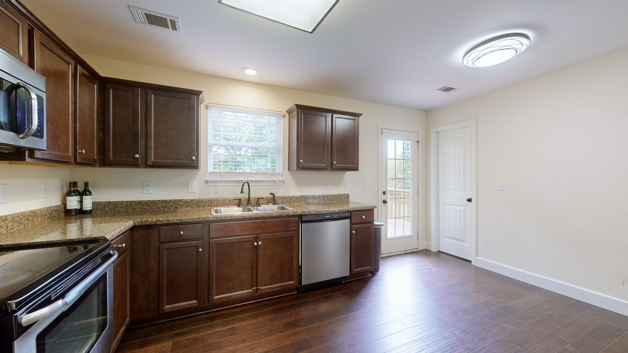 Listing photo id 9 for 2153 28th Lane