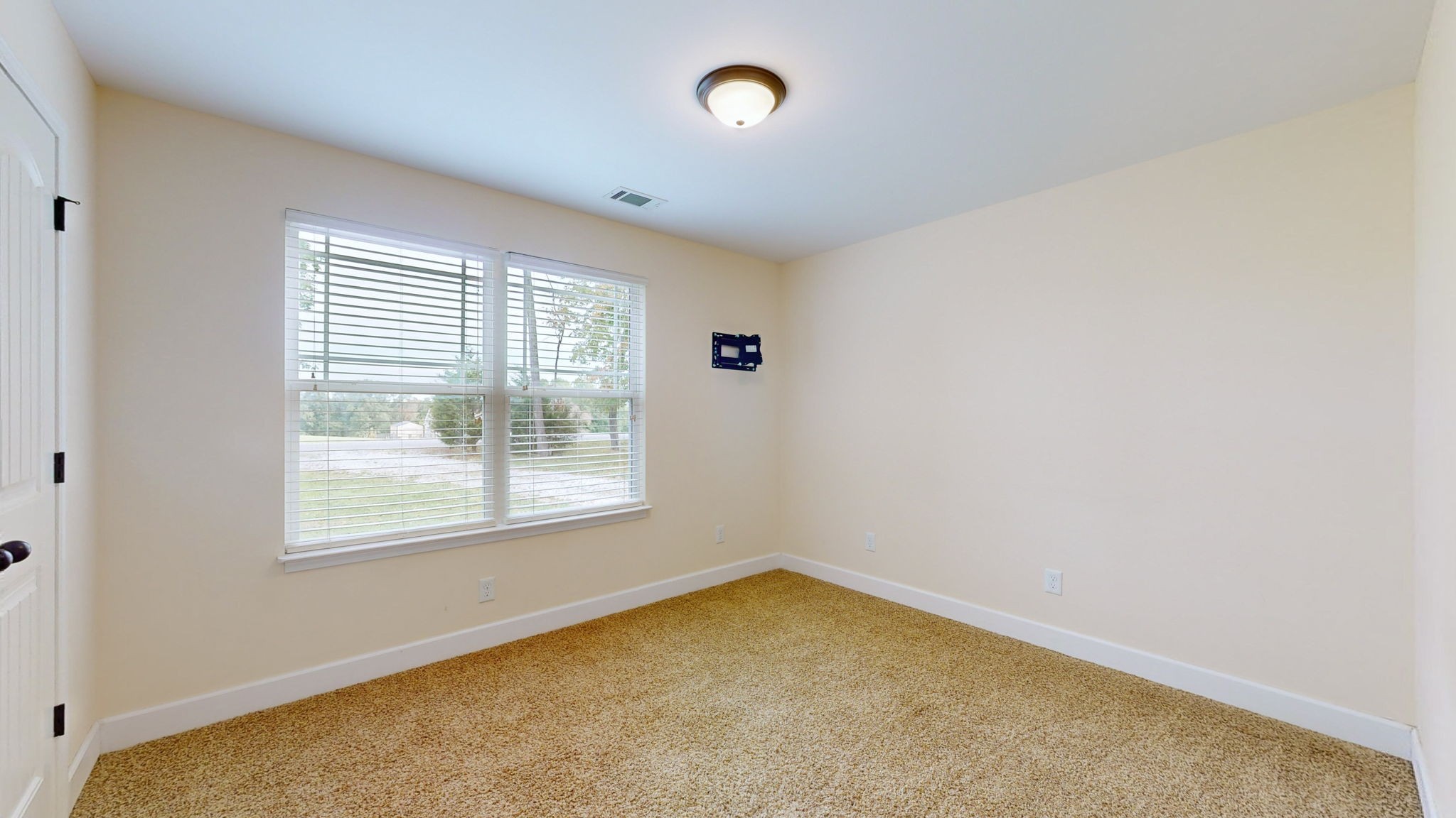 Listing photo id 14 for 2153 28th Lane