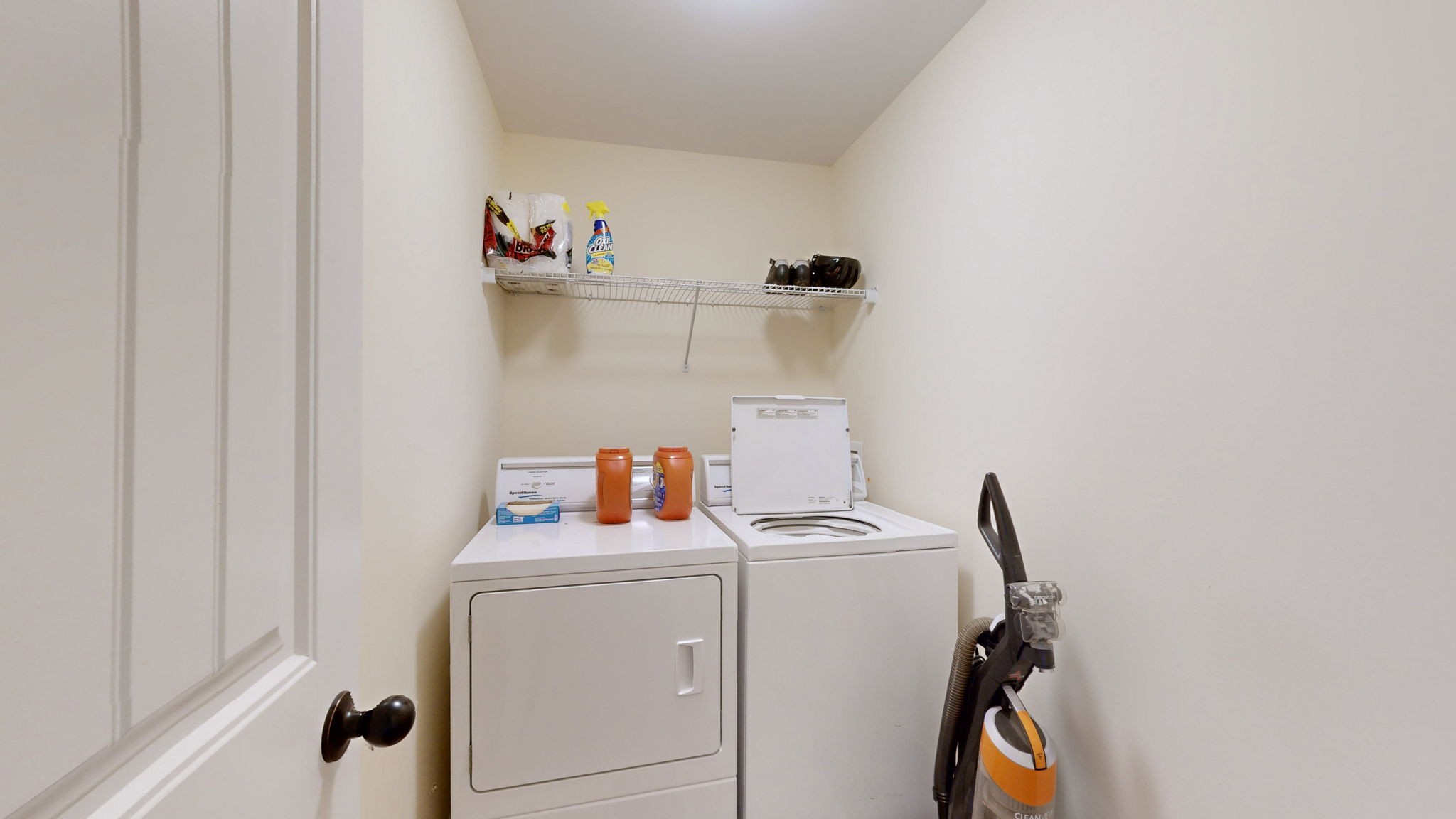 Listing photo id 17 for 2153 28th Lane