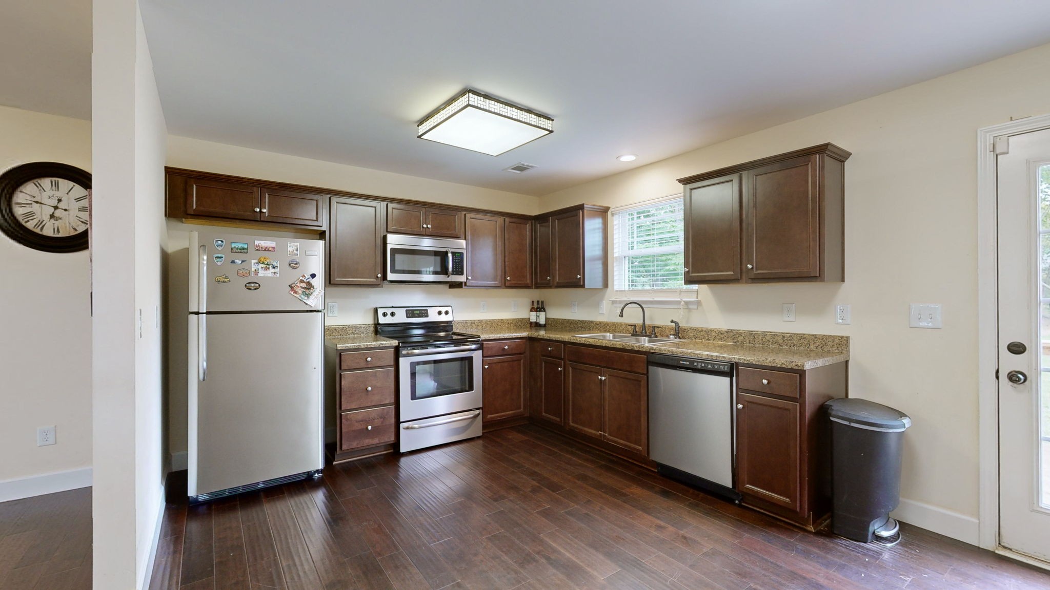 Listing photo id 7 for 2153 28th Lane