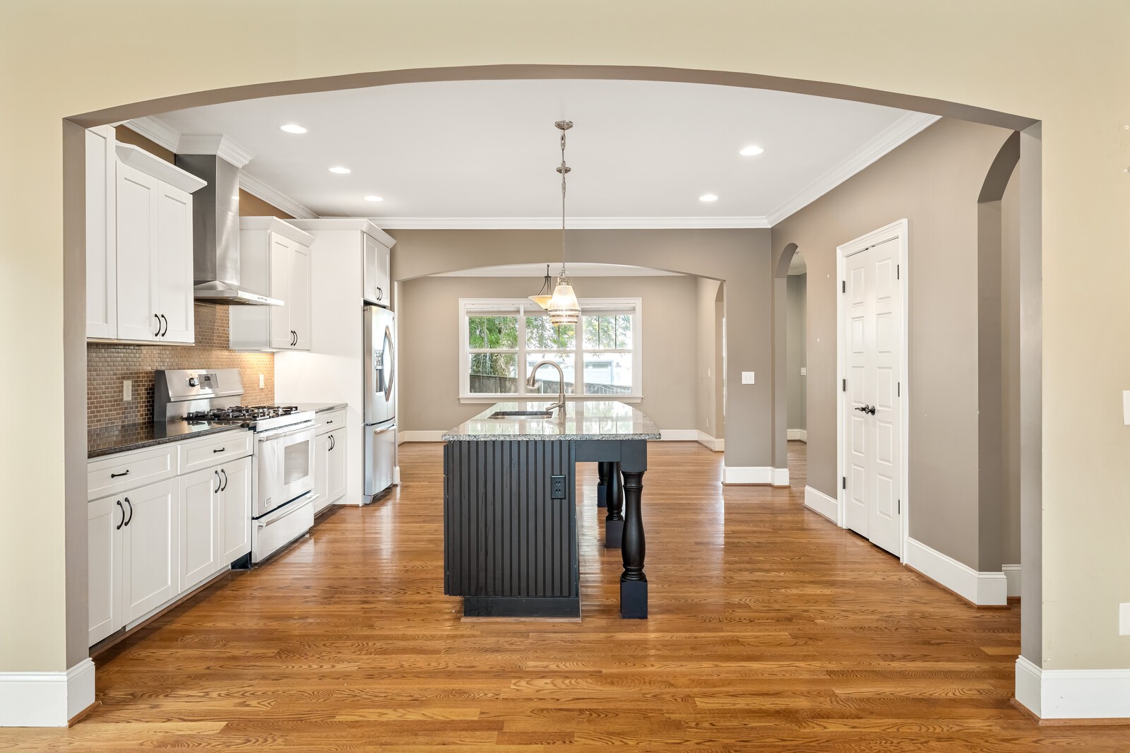 Listing photo id 11 for 11758 Memorial Drive