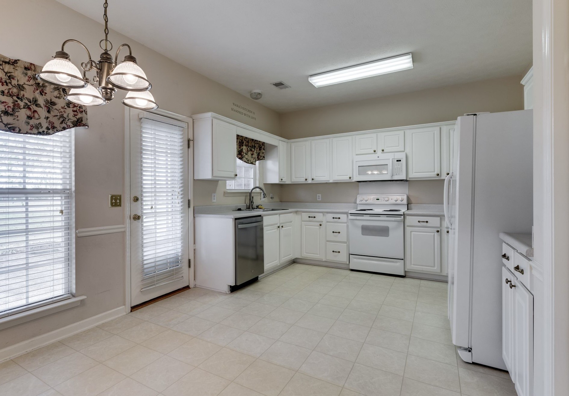 Listing photo id 4 for 420-420 Mills Street 35