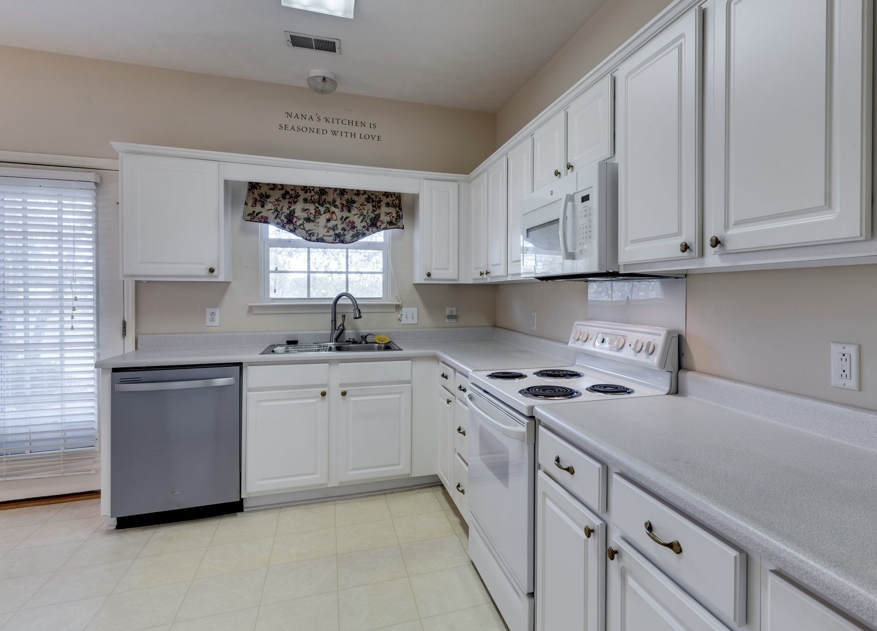 Listing photo id 5 for 420-420 Mills Street 35