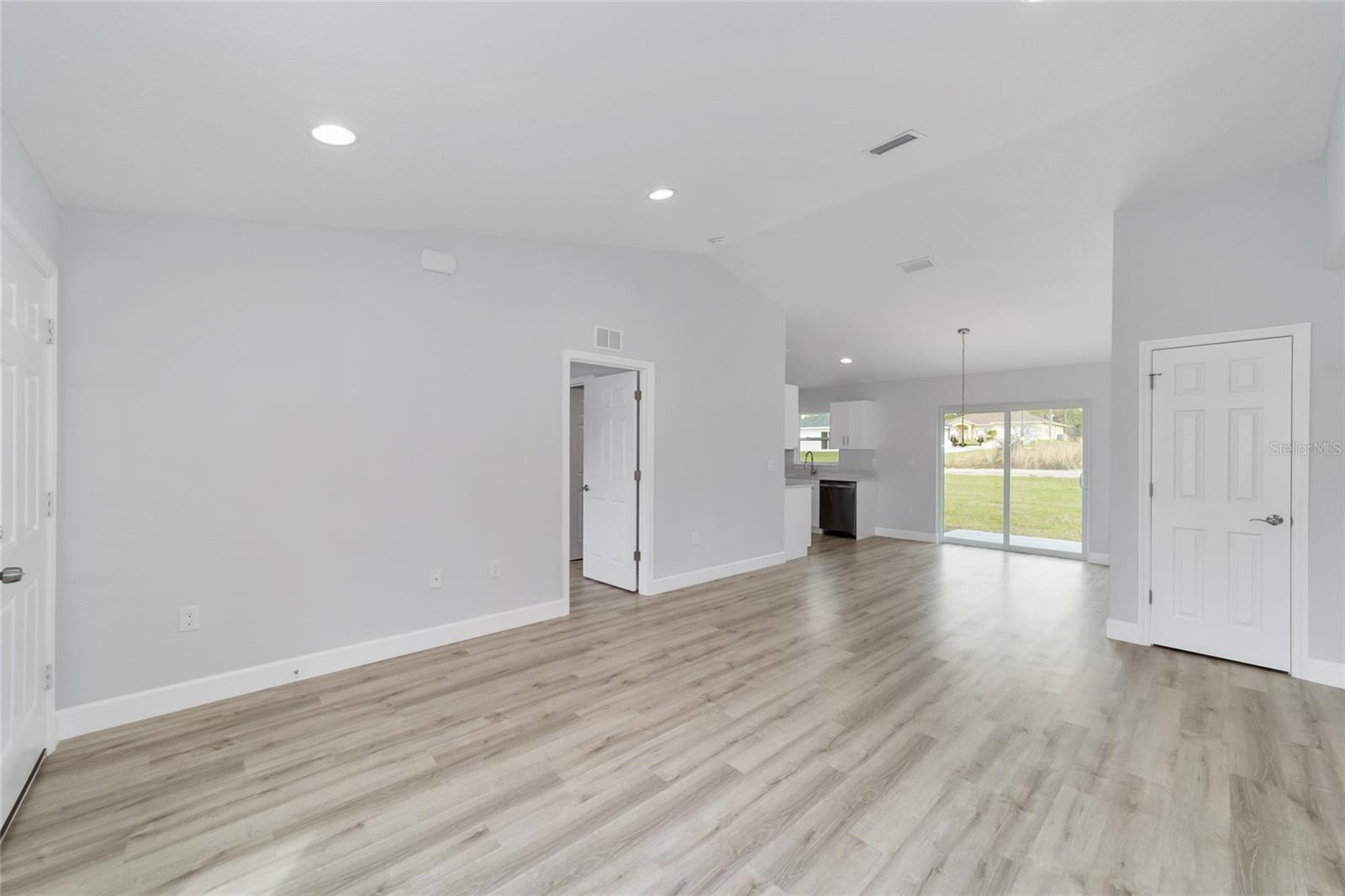 Image 15 of 38 For 13345 106 Street