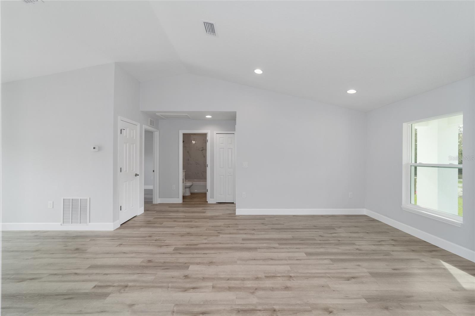 Image 18 of 38 For 13345 106 Street