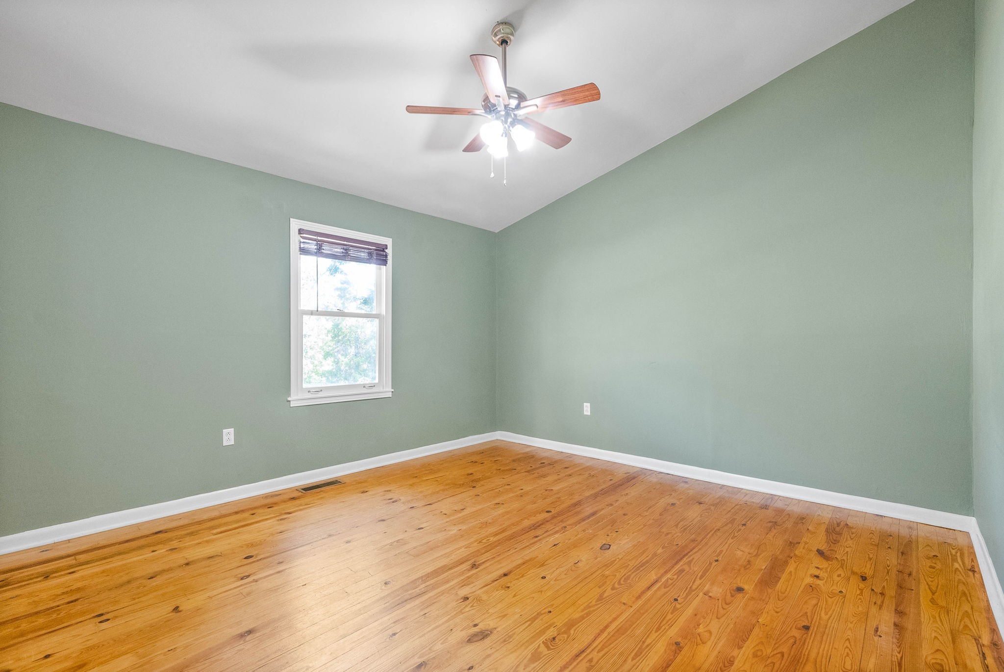 Image 19 of 37 For 2693 147 Terrace