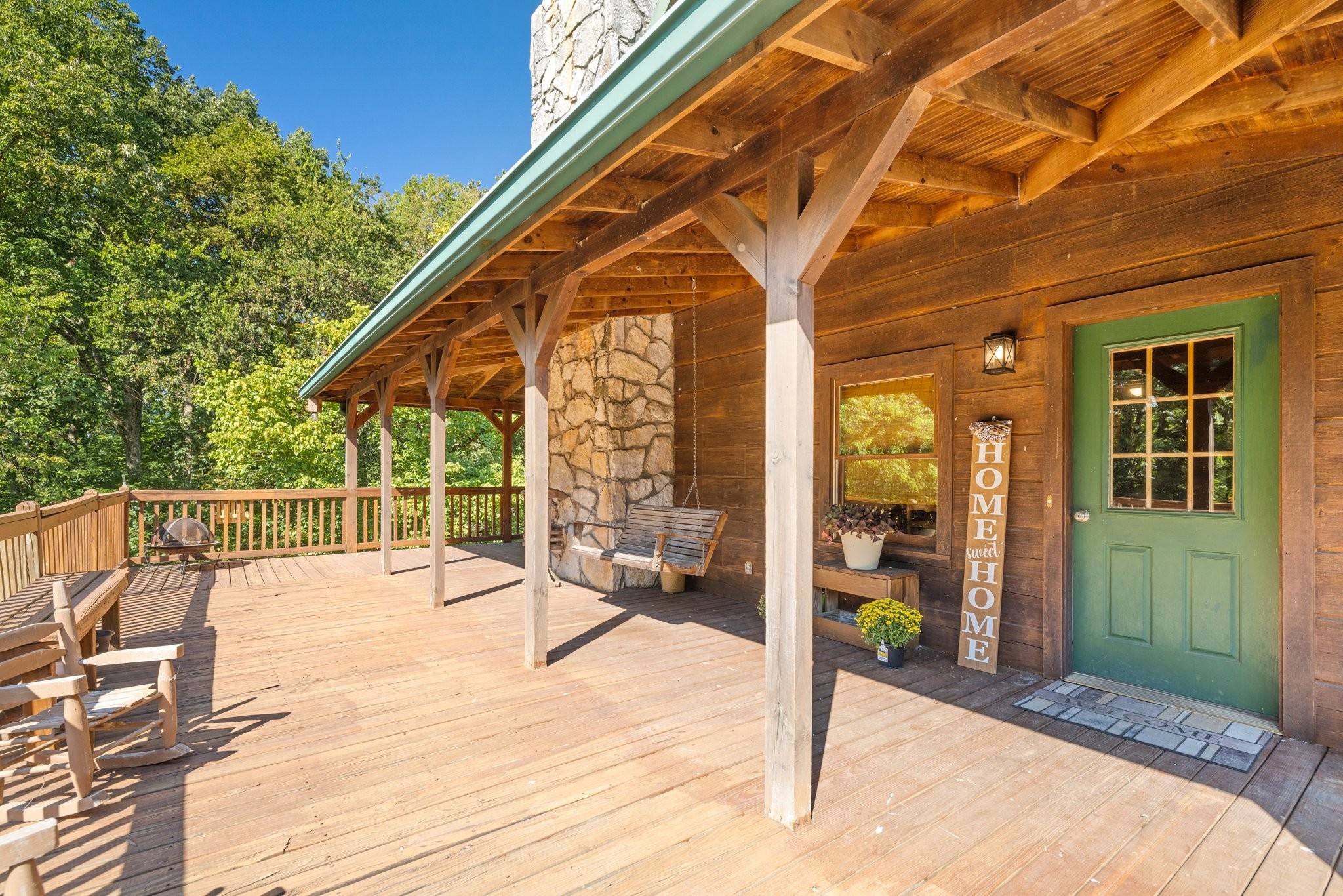 Listing photo id 2 for 6471 Khyber Avenue