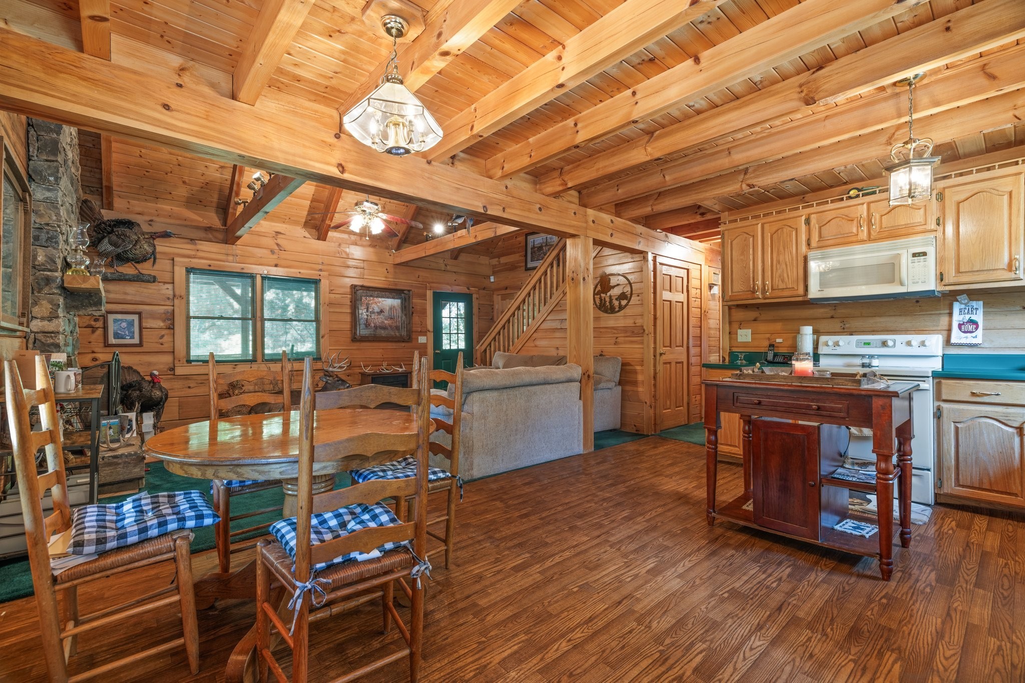 Listing photo id 6 for 6471 Khyber Avenue