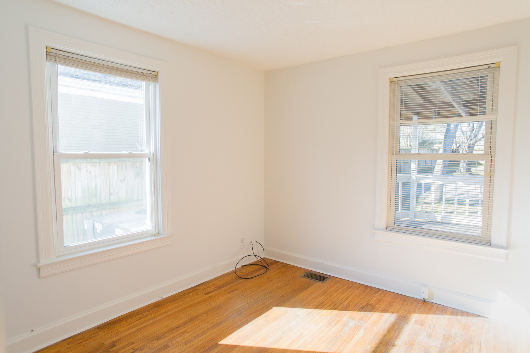 Image 5 of 49 For 15119 14th Avenue Road