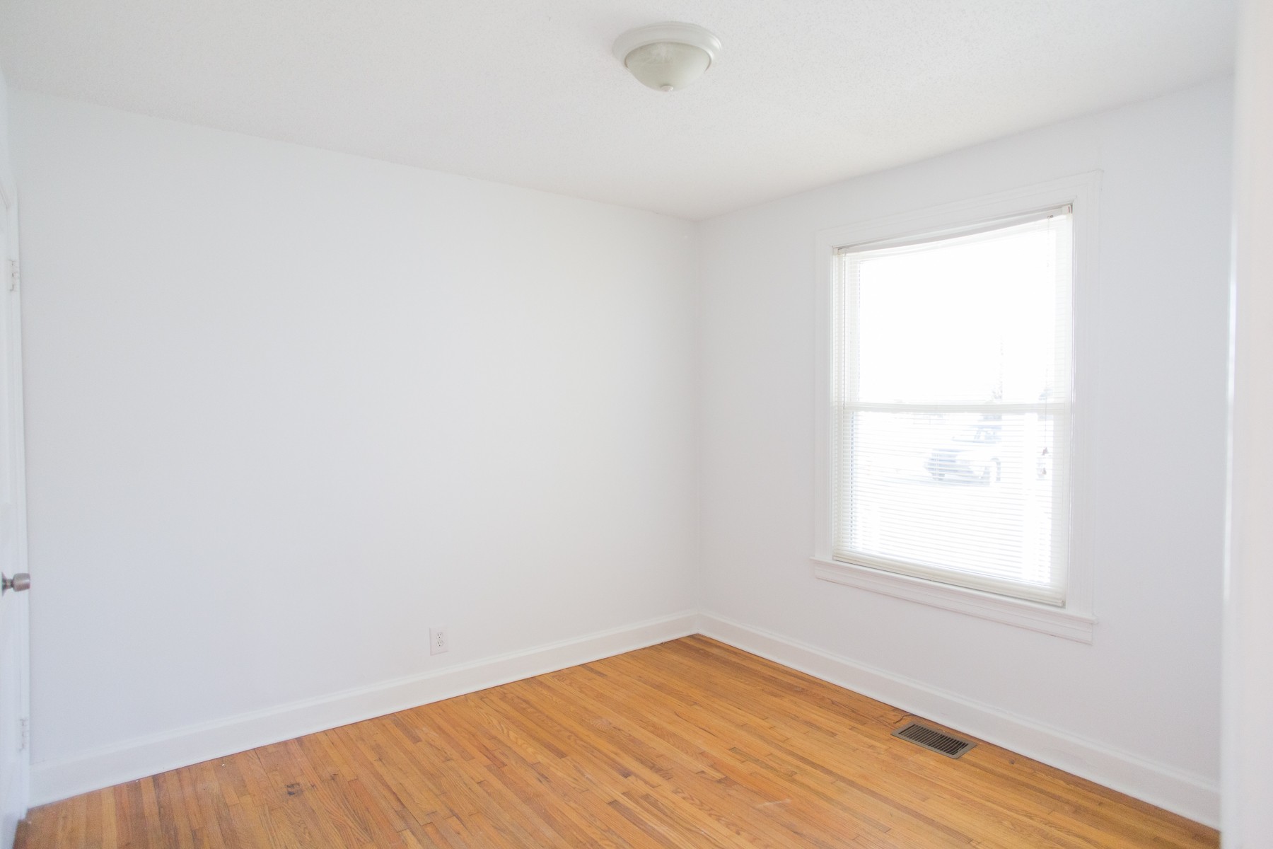 Image 7 of 49 For 15119 14th Avenue Road