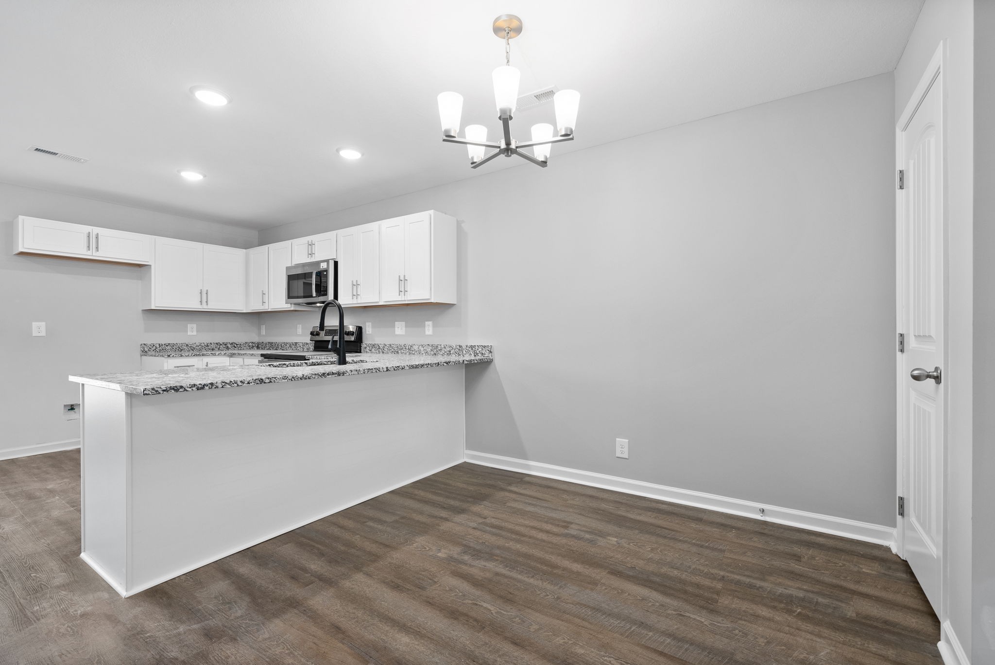 Listing photo id 8 for 8015 Tower Way
