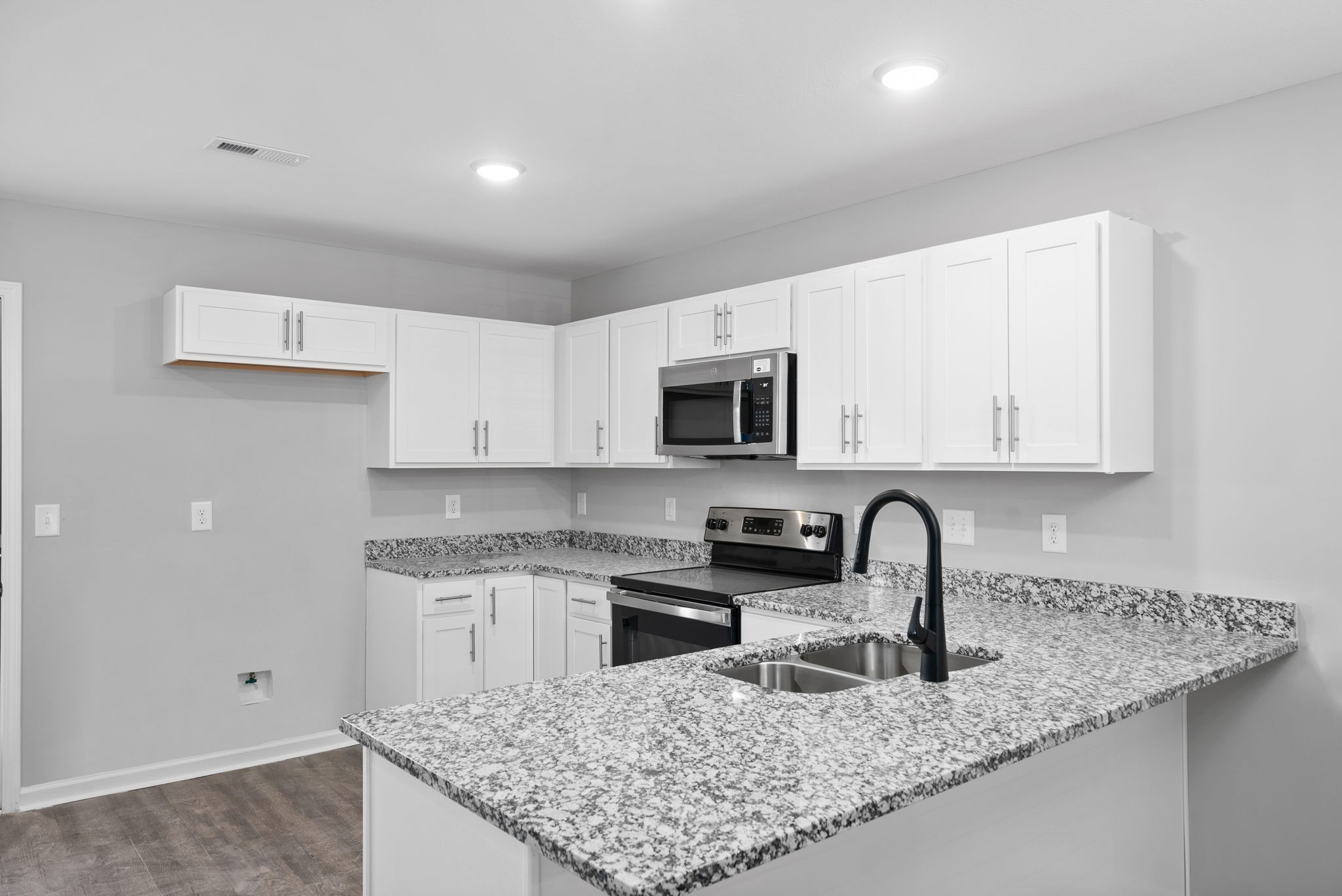 Listing photo id 9 for 8015 Tower Way