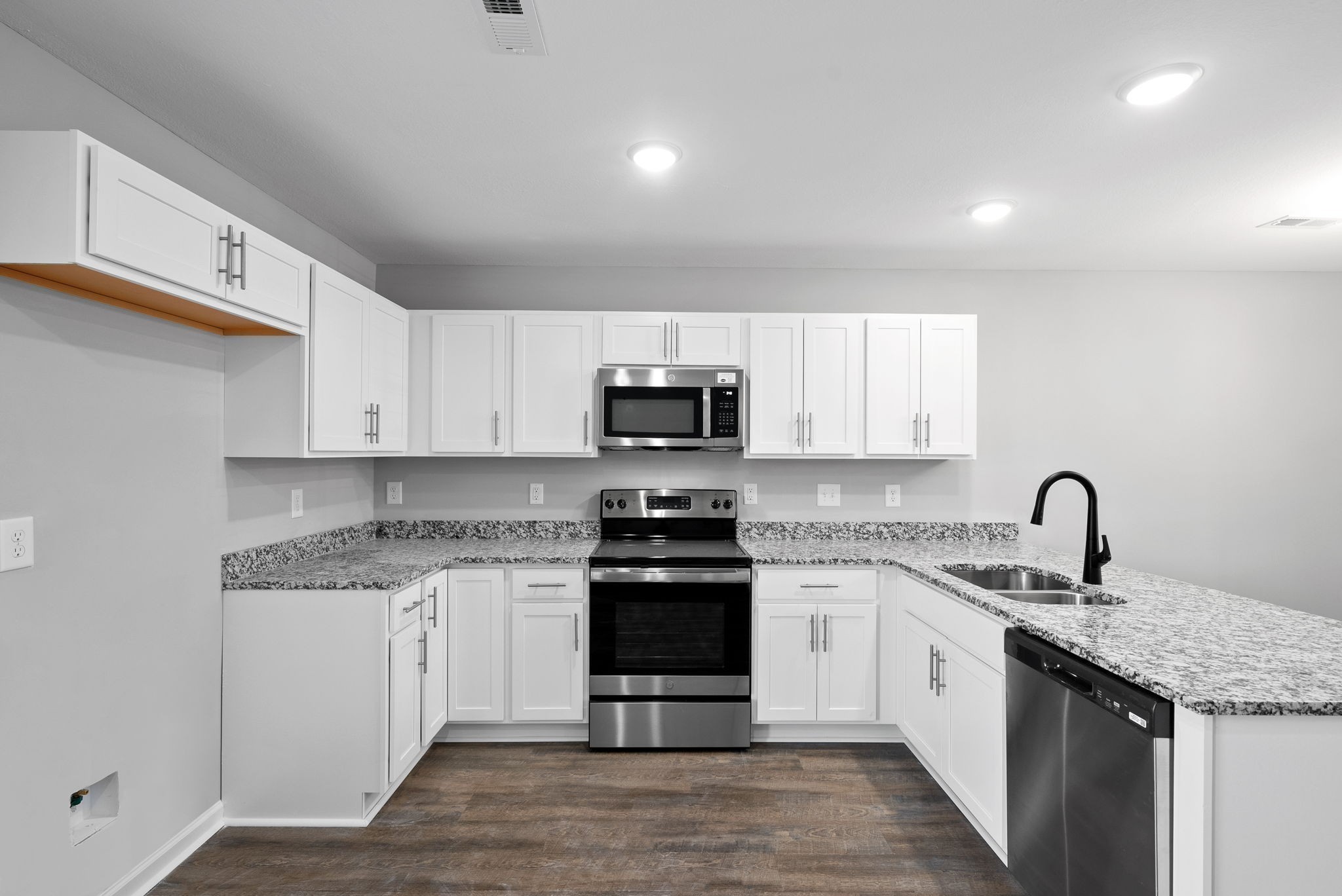 Listing photo id 10 for 8015 Tower Way