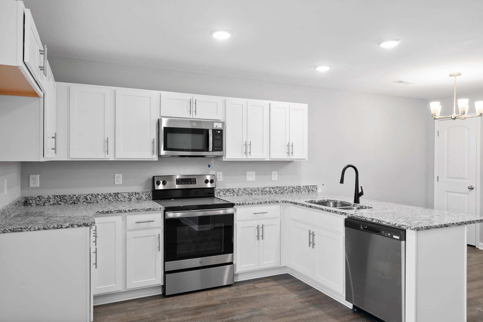Listing photo id 11 for 8015 Tower Way