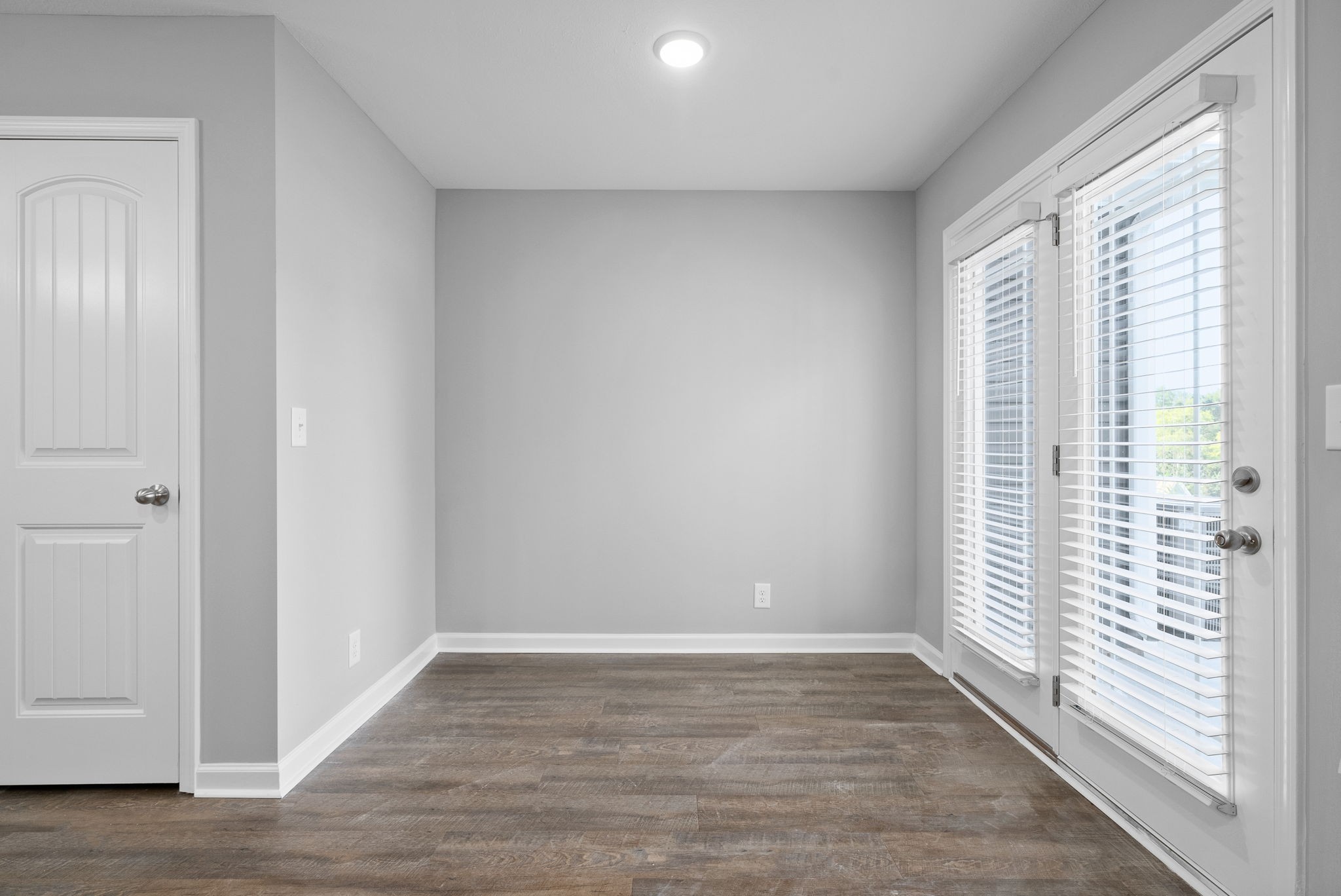 Listing photo id 13 for 8015 Tower Way
