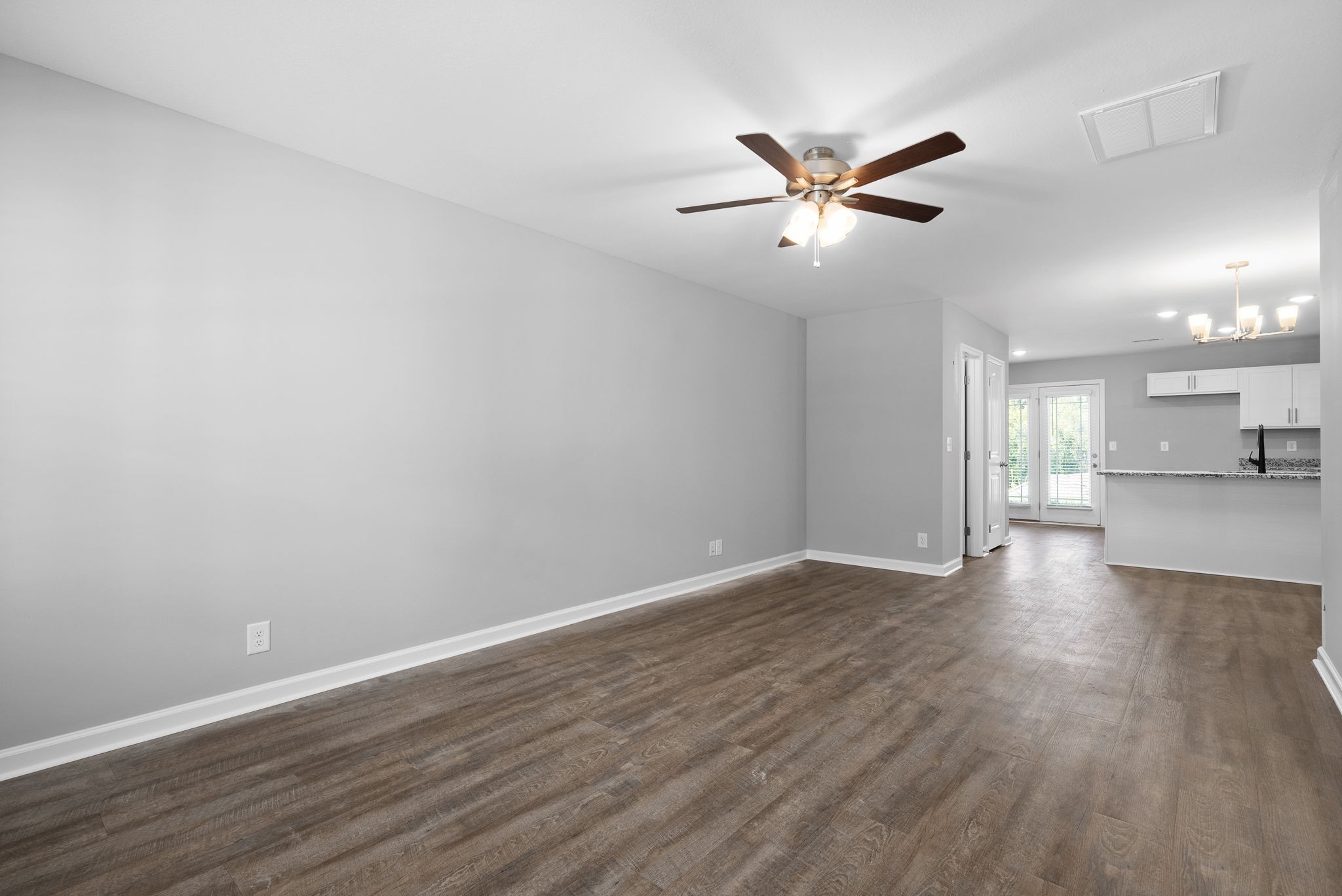 Listing photo id 4 for 8015 Tower Way